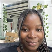 Soy amigable y muy paciente, sé lo difícil que es aprender, pero llevo dos meses en España y puedo hablar normalmente con la gente y todos elogian mis avances y me gustaría hacer lo mismo con alguien que necesita hablar portugués